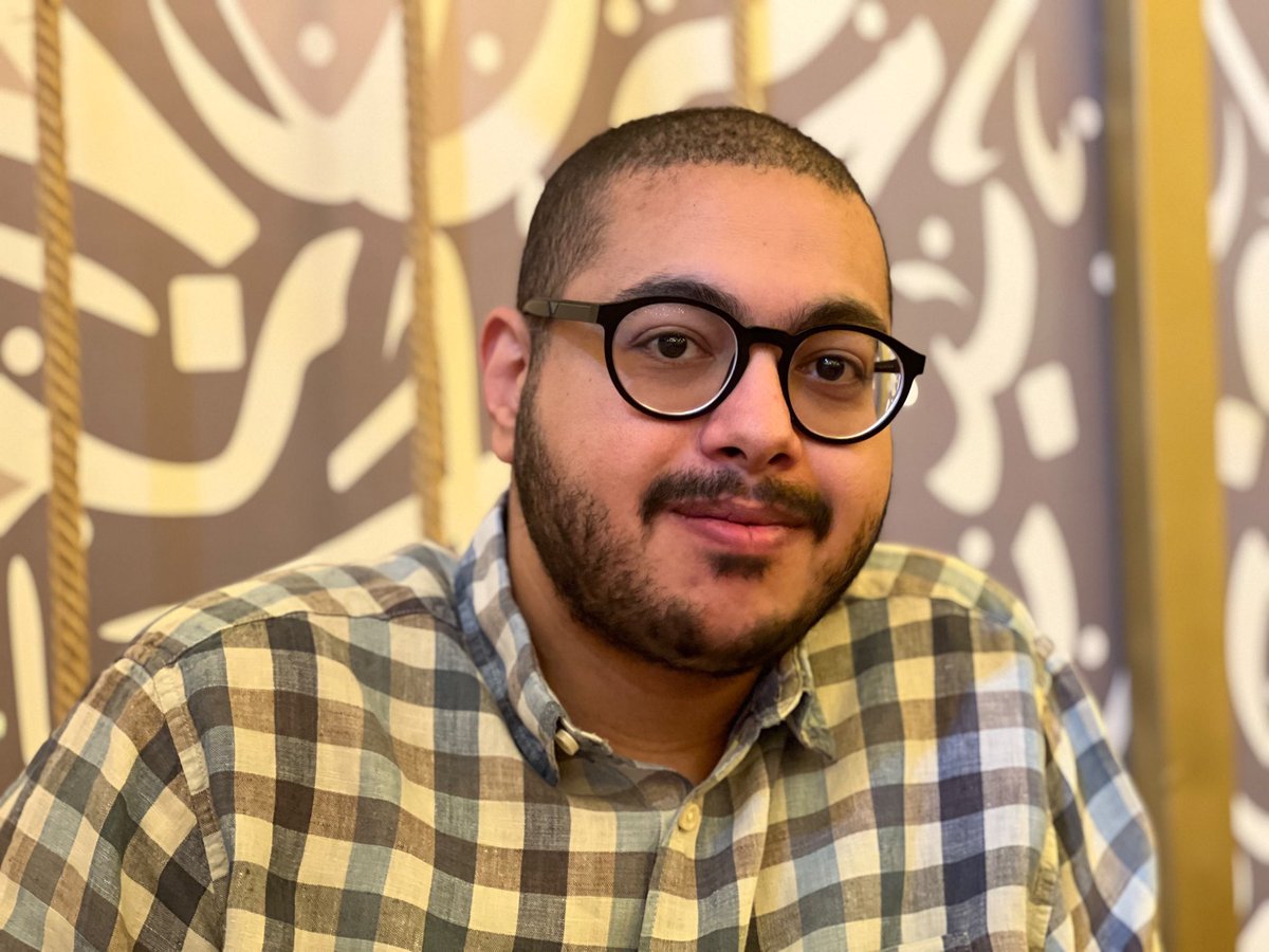 AlMehrij's tweet photo. إنا لله وإنا إليه راجعون.
فجعنا اليوم بوفاة زميلنا العزيز محمود طارق الذي انتقل إلى الرفيق الأعلى وهو في مكتبه يؤدي عمله. 
جاءنا للعمل صباح اليوم، ولا يعلم أنه هذا آخر يوم له ليس في الشركة فحسب بل في هذه الدنيا ، وافاه أجله مع صلاة العصر.
عشر سنوات قضاها الفقيد في رواسن ومجموعة سمايا، رأيناه خلالها مثالاً للتفاني، والإخلاص، ودماثة الخُلق، وطيب المعشر.
(وَمَا تَدْرِي نَفْسٌ مَّاذَا تَكْسِبُ غَدًا ۖ وَمَا تَدْرِي نَفْسٌ بِأَيِّ أَرْضٍ تَمُوتُ ۚ إِنَّ اللَّهَ عَلِيمٌ خَبِيرٌ)
نسأل الله يغفر له ويرحمه، وأن ينزل على أهله وذويه الصبر والسلوان، وأن يربط على قلوبهم، ويجعل قبره روضة من رياض الجنة.