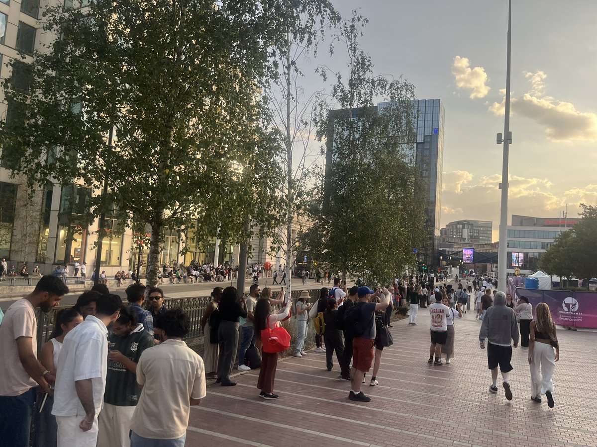 richardfoster1's tweet photo. People stopping to talk to each other has to be the best thing about the eclipse! https://t.co/hRHmWGnhmj