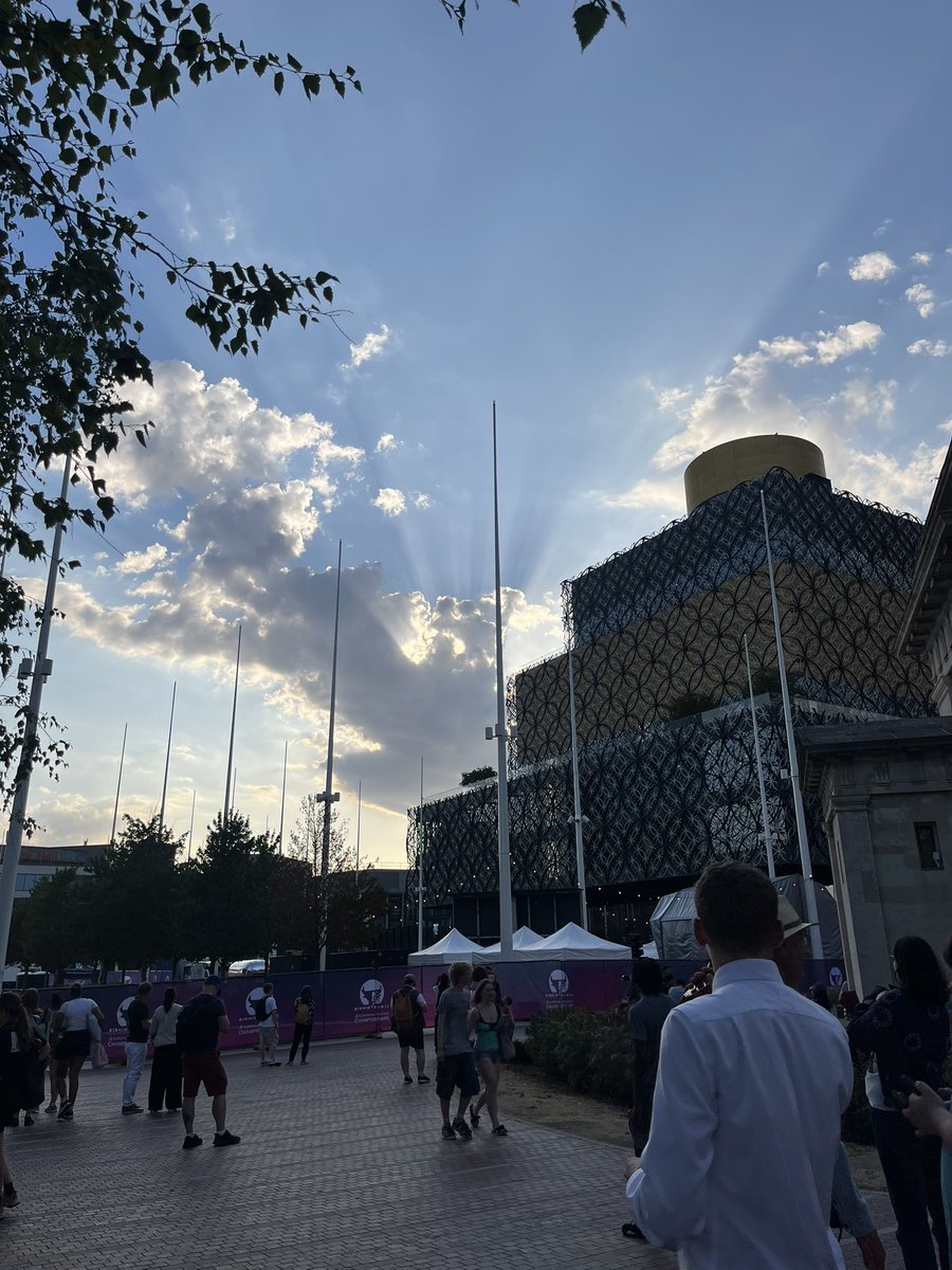 richardfoster1's tweet photo. People stopping to talk to each other has to be the best thing about the eclipse! https://t.co/hRHmWGnhmj