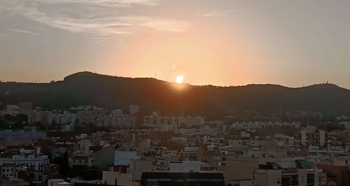 llume38's tweet photo. 💫Menudo "combo" astronómico: disfrutamos del eclipse total al atardecer y, al caer la noche, nos espera la lluvia de estrellas de las #Perseidas. ¡Hoy el cielo da clase magistral!
#AquíLaTierra @turopeira
#ViveTuEclipse https://t.co/ajzelUSRzD