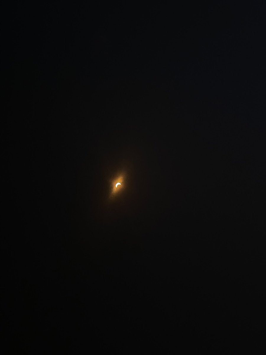 RaGorica's tweet photo. Pomračenje Sunca uživo iz Pariza #Paris #Solar_eclipse https://t.co/EAcoIgkFFX
