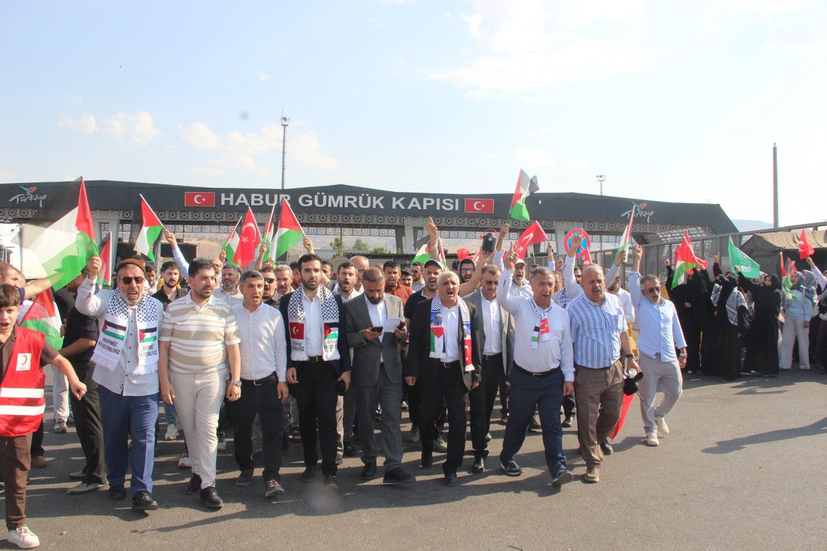 Selmanucar73's tweet photo. Avrupa’dan yola çıkıp yaklaşık 5.500 km yol kat eden Sumud Kara Filosu, dünden bu yana Irak'taki Halil İbrahim Sınır Kapısı’nda 50 dereceyi bulan sıcaklık altında bekletiliyor. Vicdanların sesi duyulsun.
#FilistinKonvoyunaYolAç https://t.co/KOBLvlUSLt