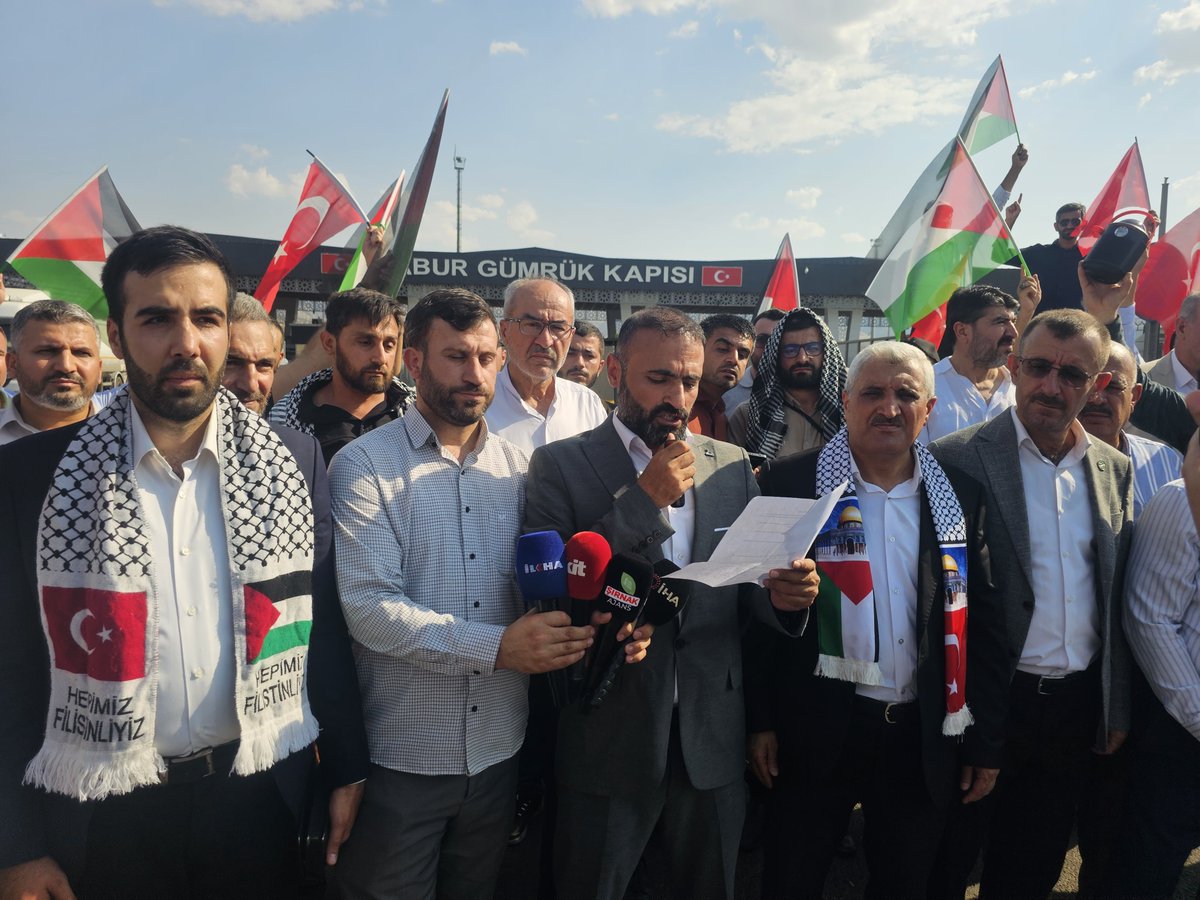Selmanucar73's tweet photo. Avrupa’dan yola çıkıp yaklaşık 5.500 km yol kat eden Sumud Kara Filosu, dünden bu yana Irak'taki Halil İbrahim Sınır Kapısı’nda 50 dereceyi bulan sıcaklık altında bekletiliyor. Vicdanların sesi duyulsun.
#FilistinKonvoyunaYolAç https://t.co/KOBLvlUSLt