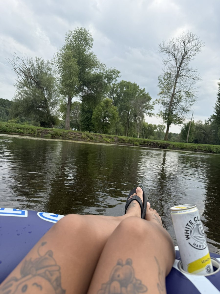 nyyreii's tweet photo. lazzzzzyyyy riverrrrr~ yes i needed lotion, legs was dry as fuck https://t.co/hntaYIorgg
