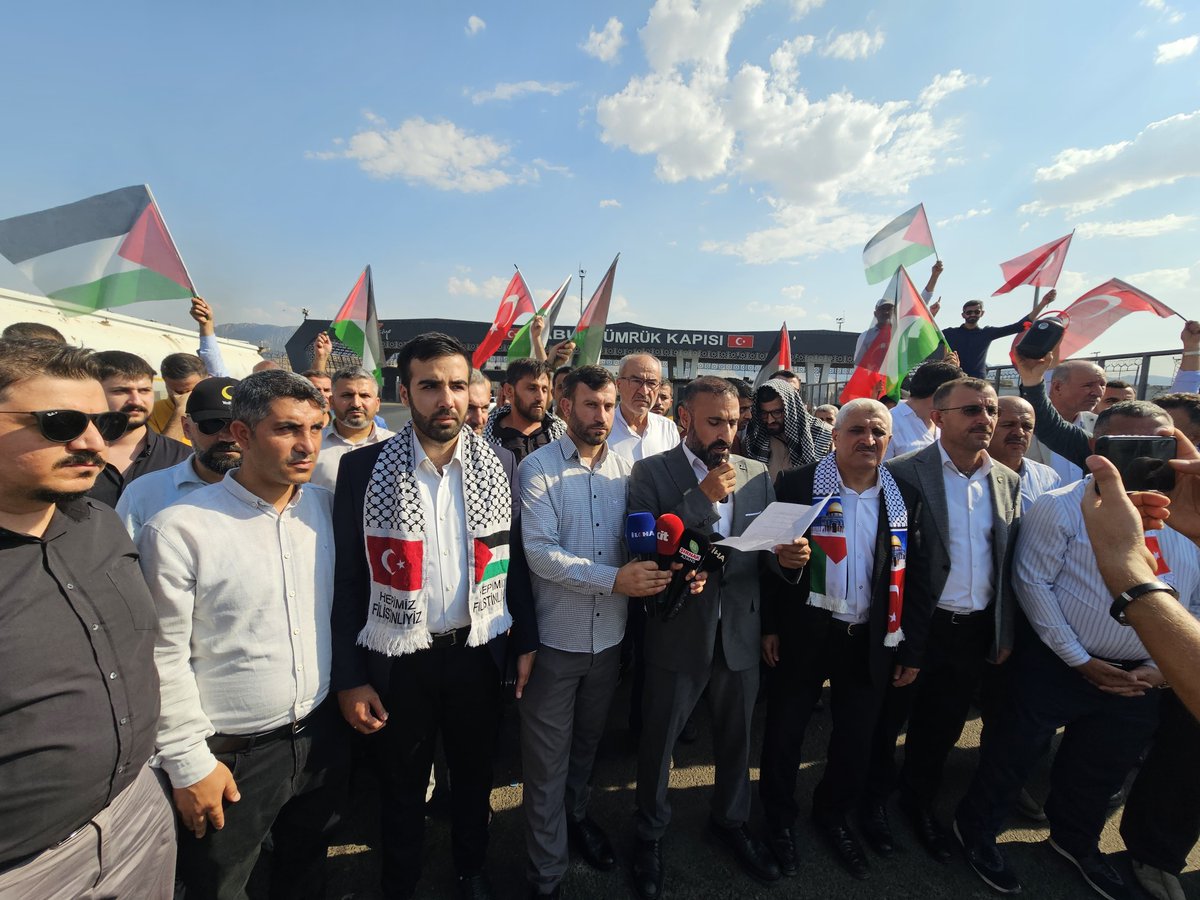 Selmanucar73's tweet photo. Avrupa’dan yola çıkıp yaklaşık 5.500 km yol kat eden Sumud Kara Filosu, dünden bu yana Irak'taki Halil İbrahim Sınır Kapısı’nda 50 dereceyi bulan sıcaklık altında bekletiliyor. Vicdanların sesi duyulsun.
#FilistinKonvoyunaYolAç https://t.co/KOBLvlUSLt