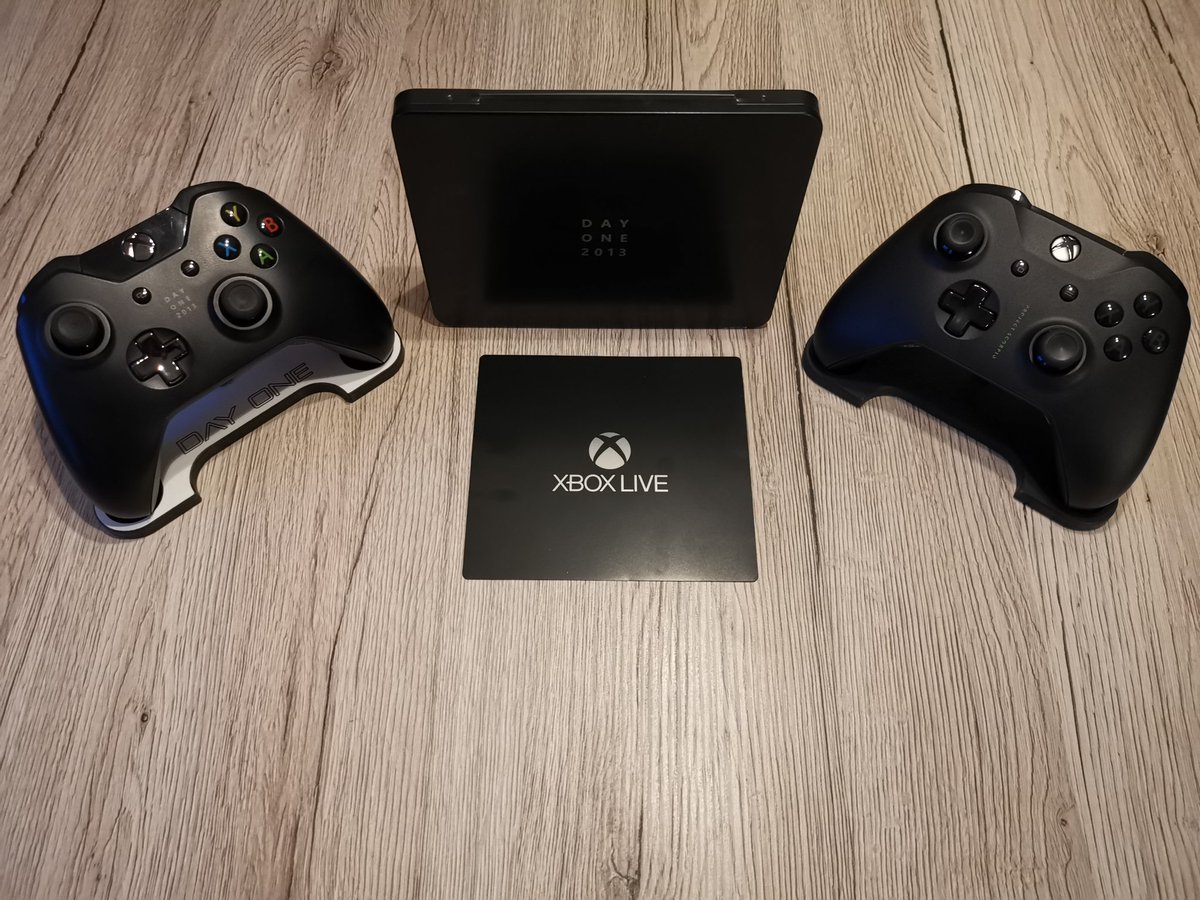 RUSHER_117's tweet photo. Throwback to pure Xbox history 🔥
Xbox One Day One Controller, the rare Project Scorpio controller, and the original 2013 Xbox Live card that unlocked a unique achievement.
Still looking mint after all these years. Who else kept theirs?
#Xbox #XboxOne #DayOneEdition #ProjectScorpio #XboxOneX #XboxLive #Gaming #Nostalgia #RetroGaming #XboxCollector