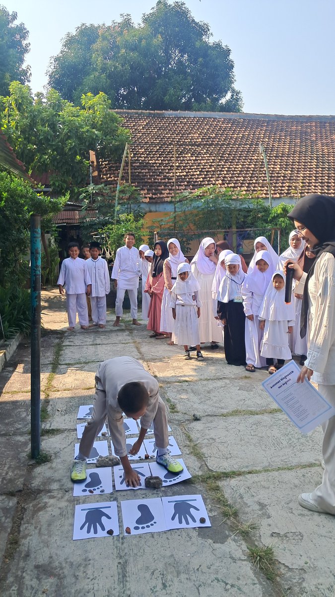 s4beel's tweet photo. ngajar anak SD ga kalah seru, - nguras tenaga krn bocil pecicilan 😭 https://t.co/gk5oi06jOS