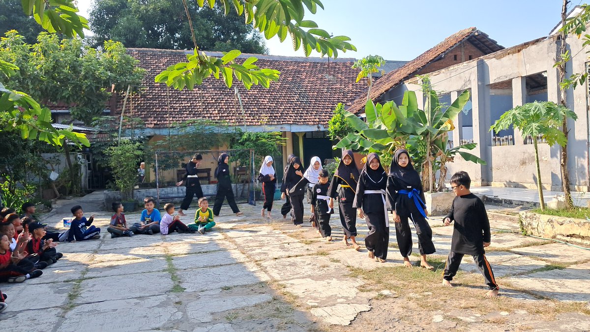 s4beel's tweet photo. ngajar anak SD ga kalah seru, - nguras tenaga krn bocil pecicilan 😭 https://t.co/gk5oi06jOS