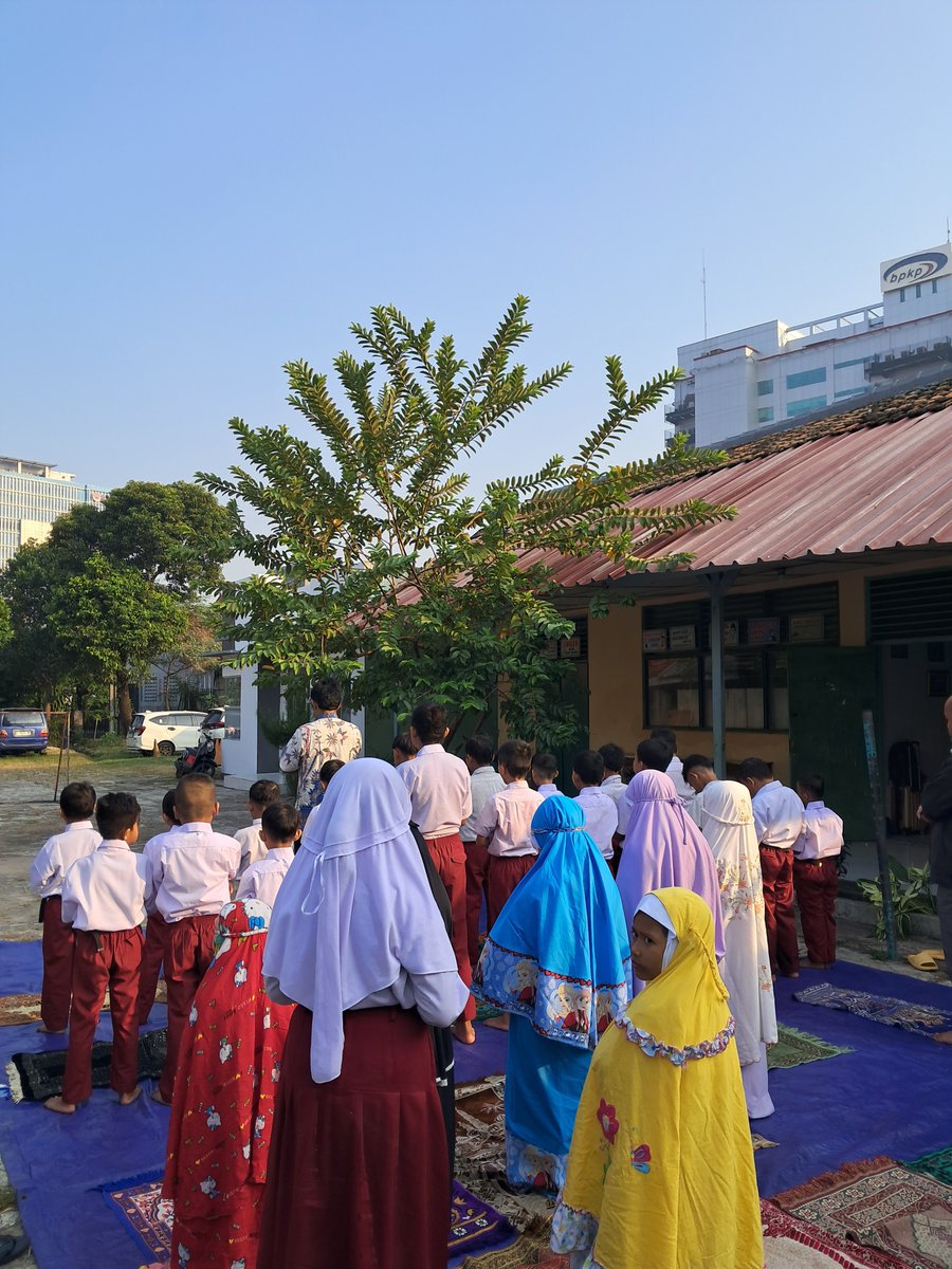 s4beel's tweet photo. ngajar anak SD ga kalah seru, - nguras tenaga krn bocil pecicilan 😭 https://t.co/gk5oi06jOS