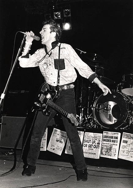NewWaveAndPunk's tweet photo. Joe Strummer of #TheClash by Ebet Roberts. https://t.co/pK8HfhpqcW