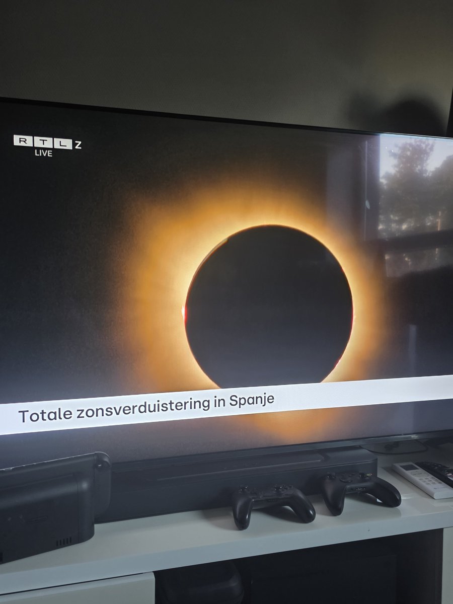 BroskiOfficial_'s tweet photo. Dit is echt beeldschoon. Wauw. #zonsverduistering #eclipse #wauw https://t.co/ixAuI0vEyR
