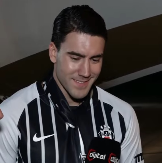 futbolarena's tweet photo. • Bülent Ülgen: "Uçakta Türkçe olarak çok güzel bir slogan söyledin. O mesajı söyleyebilir misin?
• Vlahovic: "O mesajı daha sonra vermek isterim." 

🔗 (Beşiktaş Youtube) https://t.co/FXS2HNjdGm