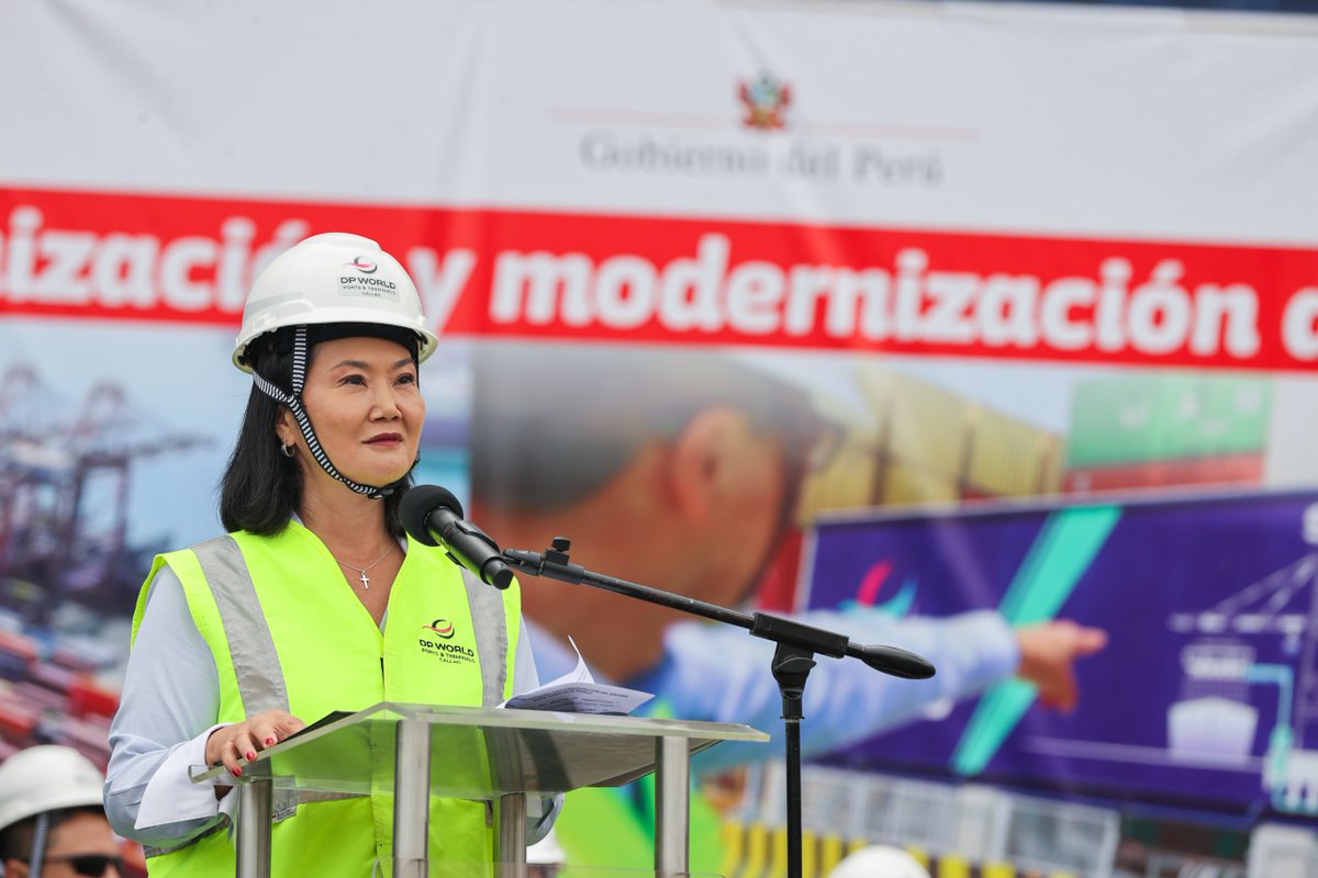 presidenciaperu's tweet photo. La presidenta de la república, Keiko Fujimori, lideró el inicio de la marcha blanca del sistema Shore Power y la primera conexión de un buque en el Muelle Sur del Puerto del Callao, un importante avance para el sistema portuario peruano que incorpora tecnología limpia y permitirá reducir el impacto ambiental de las operaciones marítimas.

“Solo el 3 % de los puertos del mundo cuenta con esta tecnología y nos llena de orgullo que el Perú sea parte de este grupo, como un ejemplo de protección al medio ambiente y modernización”, afirmó la jefa de Estado.