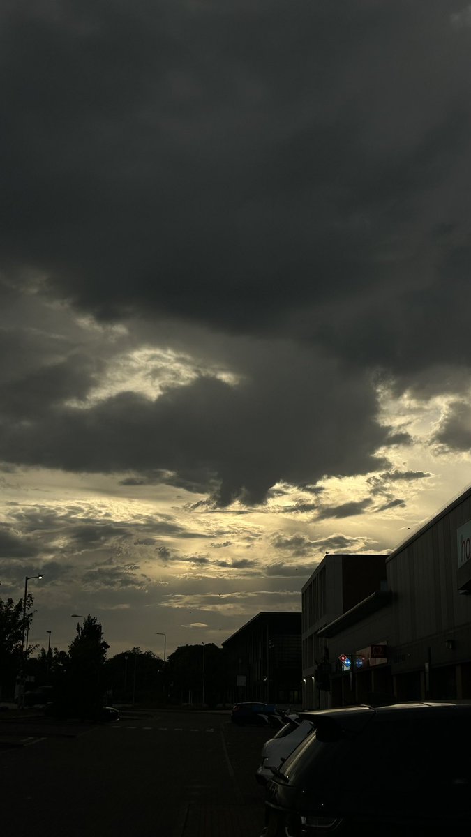 ohuxxx's tweet photo. All this just to see the clouds https://t.co/ZbRj1fW1Ht
