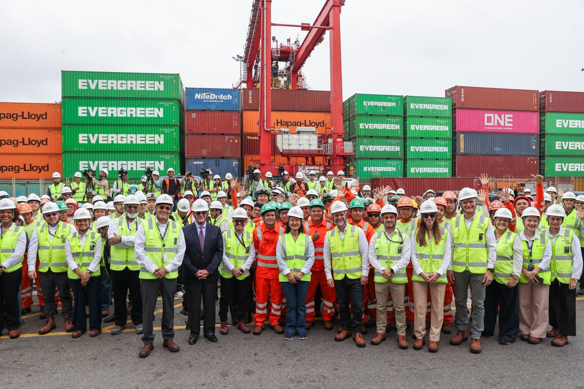 presidenciaperu's tweet photo. La presidenta de la república, Keiko Fujimori, lideró el inicio de la marcha blanca del sistema Shore Power y la primera conexión de un buque en el Muelle Sur del Puerto del Callao, un importante avance para el sistema portuario peruano que incorpora tecnología limpia y permitirá reducir el impacto ambiental de las operaciones marítimas.

“Solo el 3 % de los puertos del mundo cuenta con esta tecnología y nos llena de orgullo que el Perú sea parte de este grupo, como un ejemplo de protección al medio ambiente y modernización”, afirmó la jefa de Estado.