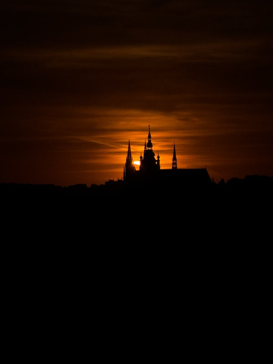 artofbeelz's tweet photo. More pics of eclipse over the Prague castle! https://t.co/ciibQaIEdM