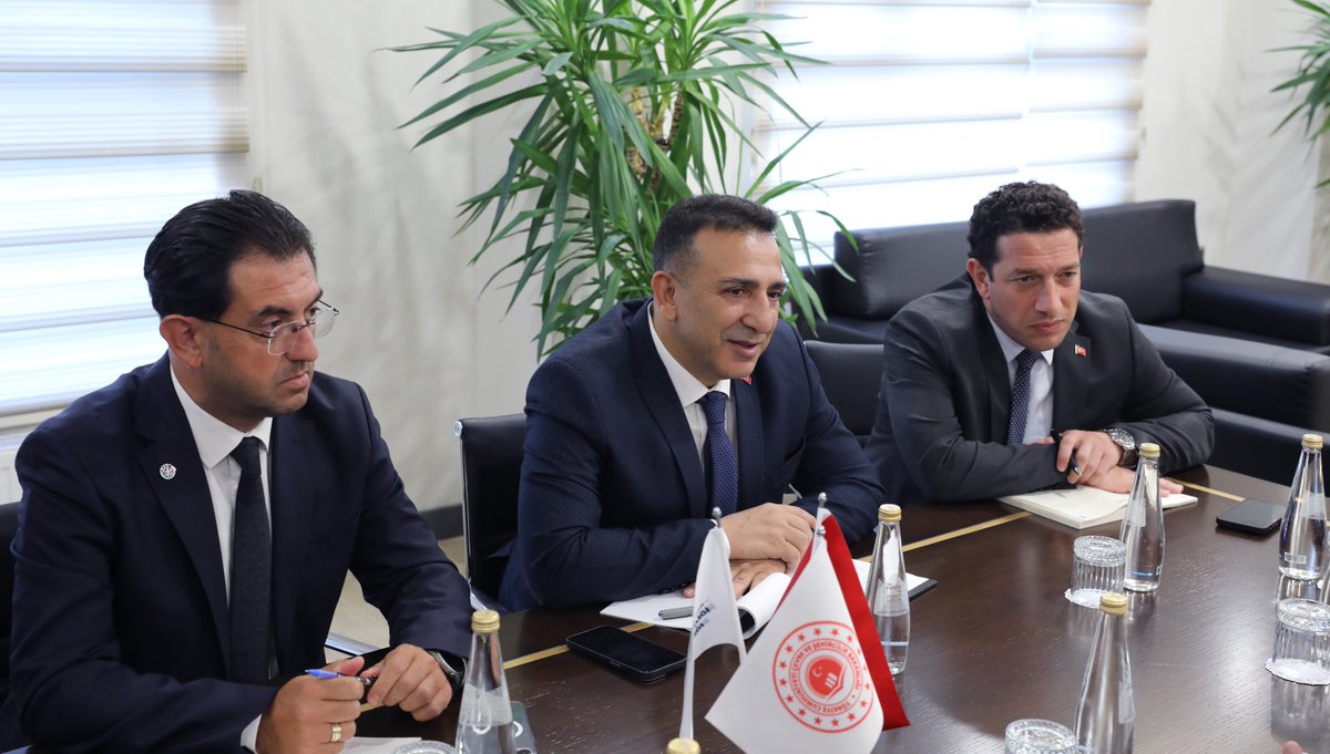 TC_iklim's tweet photo. 🌍 COP31 İklim Diplomasisi Baş Yetkilisi ve İklim Değişikliği Başkanı Prof. Dr. Halil Hasar, Tarım ve Orman Bakanlığı Avrupa Birliği ve Dış İlişkiler Genel Müdürü Ferhat Çolak ve beraberindeki heyeti makamında ağırlayarak bir toplantı gerçekleştirdi.

🤝 Görüşmede, yaklaşan #COP31 süreci kapsamında Tarım ve Orman Bakanlığı tarafından düzenlenmesi öngörülen üst düzey etkinlikler ve teknik faaliyetlerin planlamalarına dair kapsamlı bir yol haritası ele alındı.

🌿 İklim değişikliğiyle mücadelede #tarım, #gıdagüvenliği ve #orman varlıklarımızın korunmasının taşıdığı öneme dikkat çekilen toplantıda; süreç boyunca kurumlar arası güçlü koordinasyonun ve ortak stratejilerin Türkiye'nin COP31 vizyonuna katacağı değer vurgulandı.