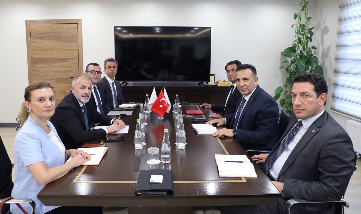 TC_iklim's tweet photo. 🌍 COP31 İklim Diplomasisi Baş Yetkilisi ve İklim Değişikliği Başkanı Prof. Dr. Halil Hasar, Tarım ve Orman Bakanlığı Avrupa Birliği ve Dış İlişkiler Genel Müdürü Ferhat Çolak ve beraberindeki heyeti makamında ağırlayarak bir toplantı gerçekleştirdi.

🤝 Görüşmede, yaklaşan #COP31 süreci kapsamında Tarım ve Orman Bakanlığı tarafından düzenlenmesi öngörülen üst düzey etkinlikler ve teknik faaliyetlerin planlamalarına dair kapsamlı bir yol haritası ele alındı.

🌿 İklim değişikliğiyle mücadelede #tarım, #gıdagüvenliği ve #orman varlıklarımızın korunmasının taşıdığı öneme dikkat çekilen toplantıda; süreç boyunca kurumlar arası güçlü koordinasyonun ve ortak stratejilerin Türkiye'nin COP31 vizyonuna katacağı değer vurgulandı.