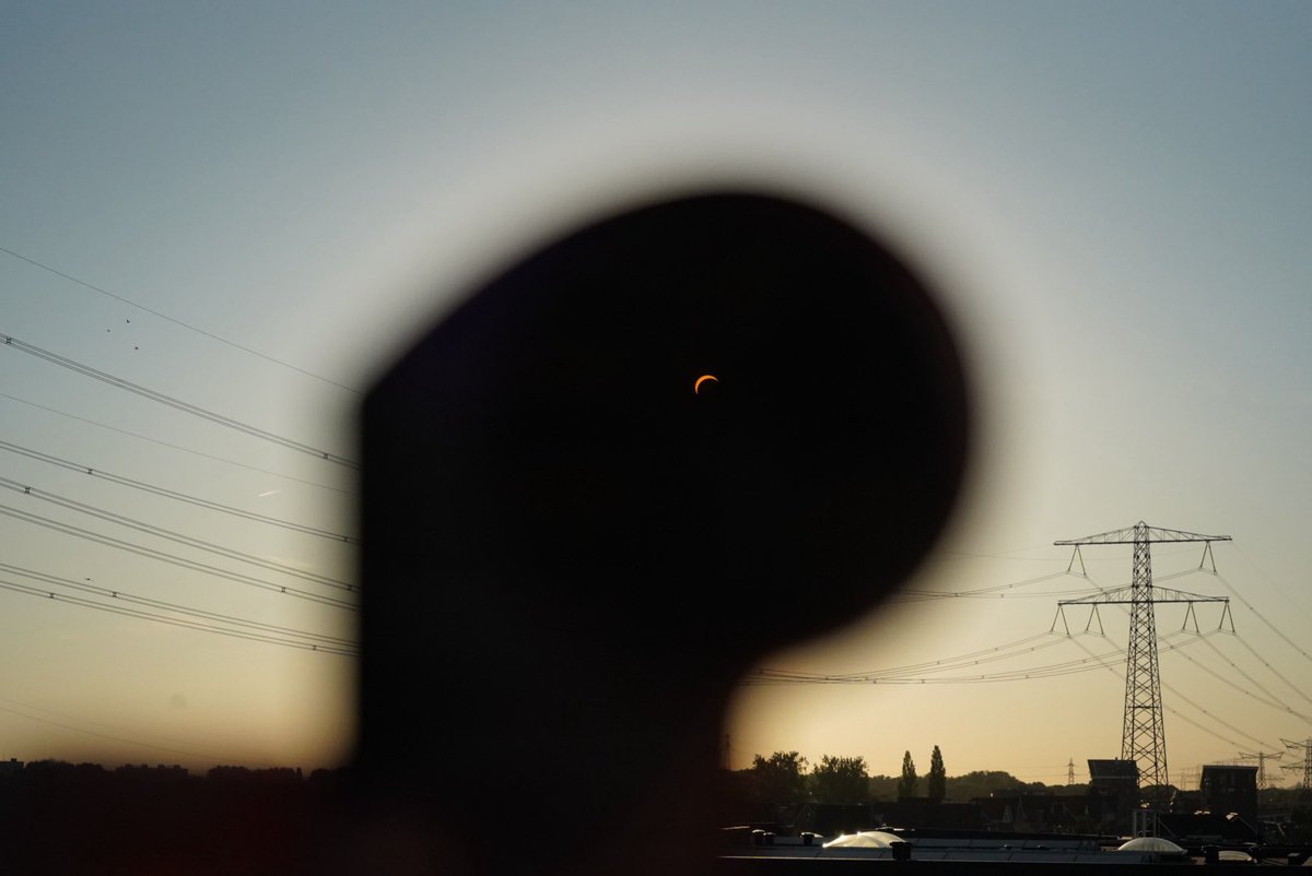 stfnlbz's tweet photo. #zonsverduistering in Sliedrecht bij station Baanhoek-west. #eclipse #nederland https://t.co/agDvSngtvC