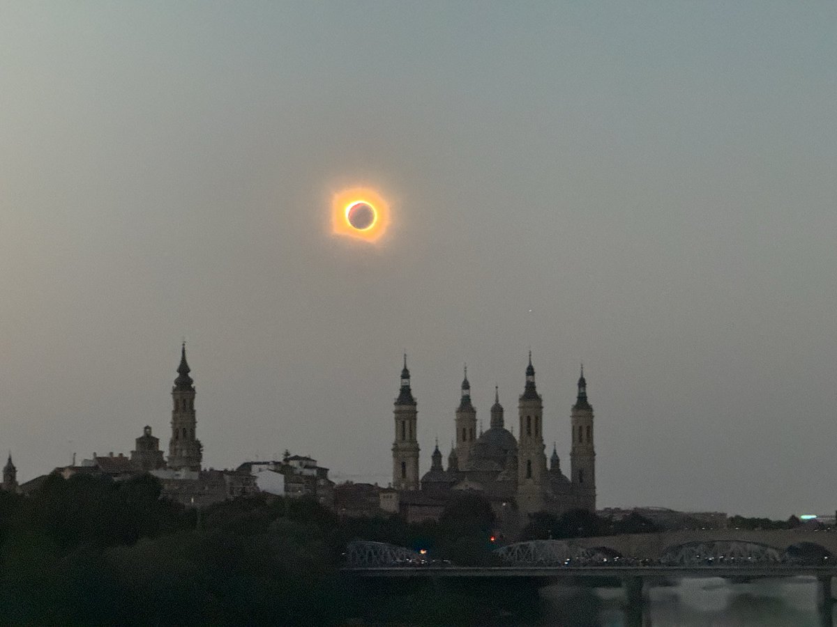 jaaviko's tweet photo. espectacular #eclipse https://t.co/NWiG5yVmFD