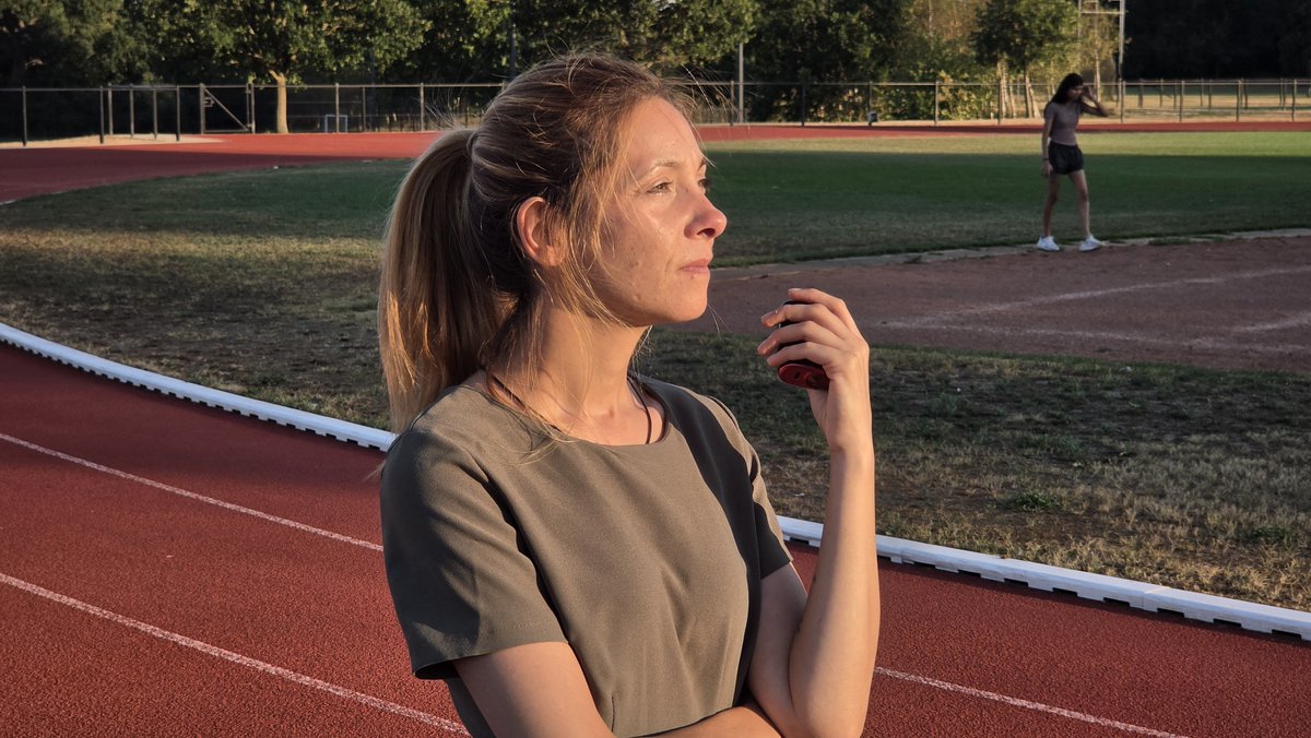 SirakBahlbi's tweet photo. Okay,I have met this super woman, her name is Stacey, she is Bulgarian. She stared at the eclipse for about 5 minutes straight. And I asked her, is she not worried that her eyes being damaged? And she said, don't believe to all what you hear.  We need this energy in our system.  I was mesmerised by the eclipse and her! She allowed me to use her photos.