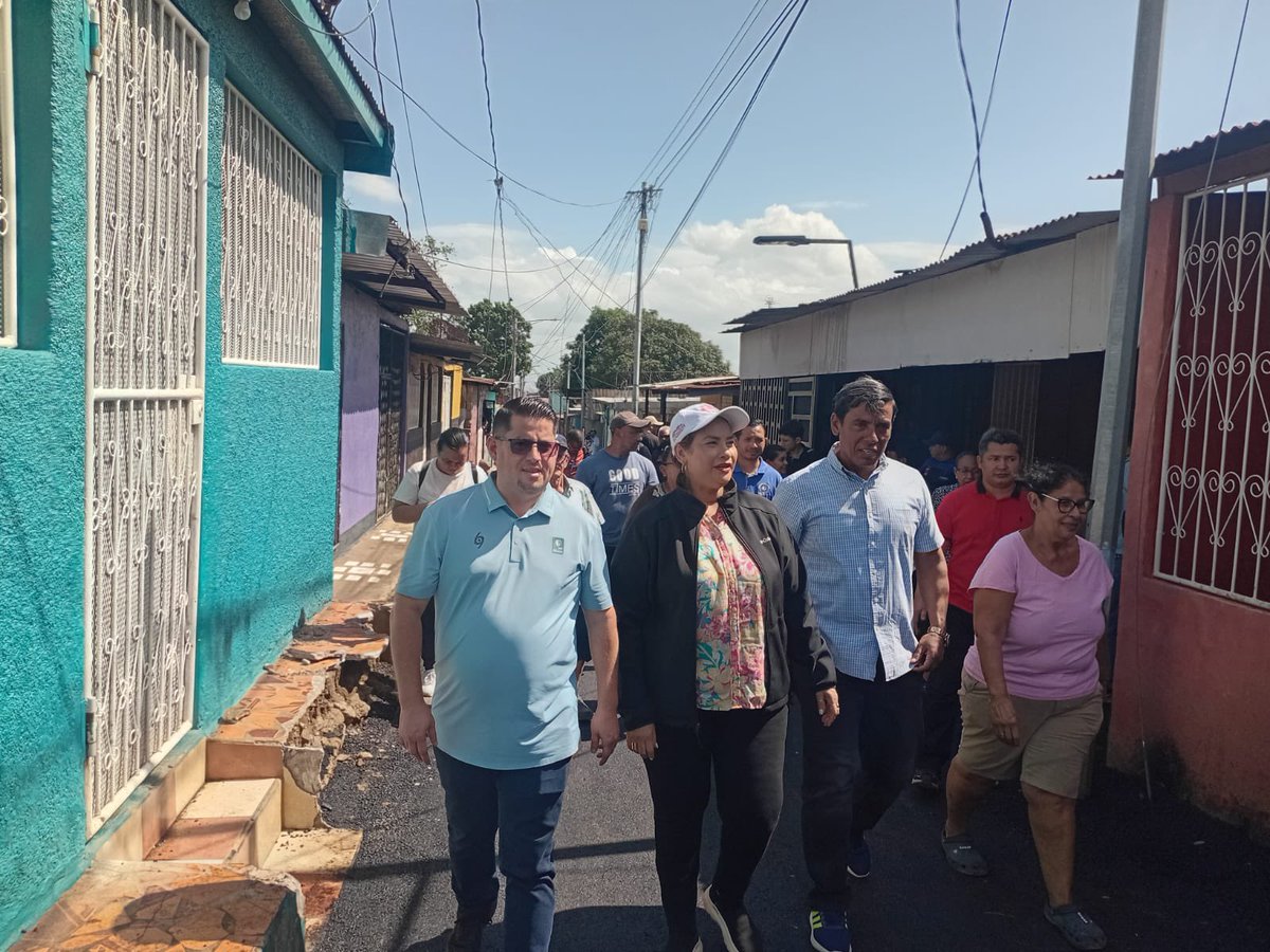 VivaNicaragua13's tweet photo. 🏘️✨ Las obras que transforman la vida de las familias continúan avanzando en Managua.

↘️ La Alcaldía de Managua recorrió el proyecto Calles para el Pueblo en el barrio 8 de Marzo, donde las familias pronto contarán con vías más seguras y en mejores condiciones. 

#LoQueSeVive https://t.co/NkCXtTfV0T