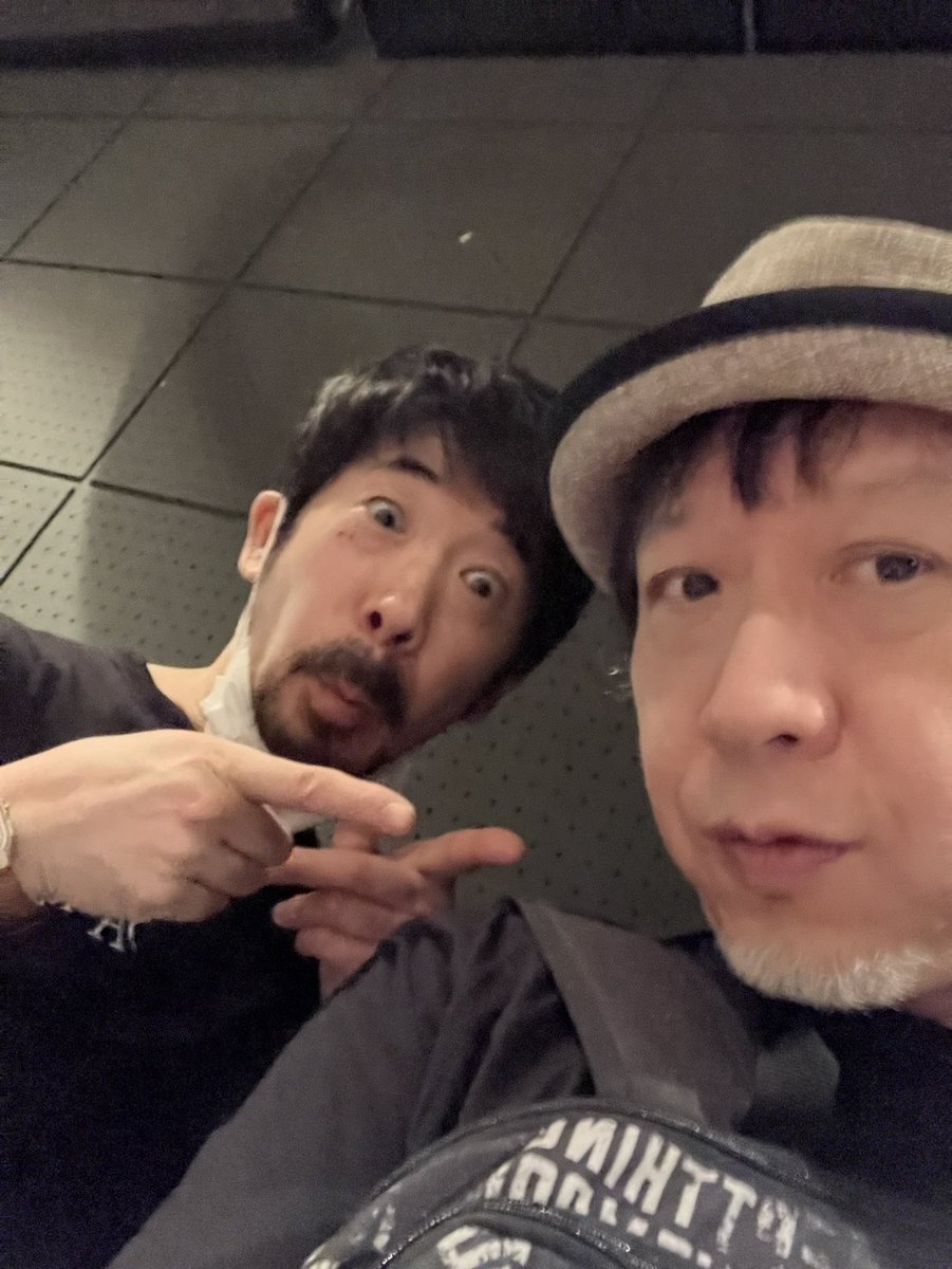 doolittlepete's tweet photo. 25年前くらいに「SOAP」って劇団があって仲良かったのね。
ボーリング大会やったり釣り堀大会やったり、
公演の打ち上げも朝まで遊んだり、
そして活動が減ってきてみんなバラバラになっちゃって、
役者辞めたメンバーも多くて。
その中でも芝居未経験で後半に入ってきた芸名「猿田モンキー」ってヤツがいて。
SOAPが活動止まっても別で芝居を続けてて。
10年前にTwitterで繋がって、
いつか公演行こうと思ってて先週タイムラインで公演を知ったのね。
予約して新宿のシアタートップスに観に行ってきた。
2時間25分くらいの社会派の芝居だった。
モンキー(小平)はスッカリ役者さんになってた。
終演後挨拶しようと残ってて、
オレの顔見て「ピートさん！」って覚えてくれてて
何だか嬉しかったね🤝
今ではSOAPで役者続けてるのは2名のみ。
ズーっと続けてもらいたいです。