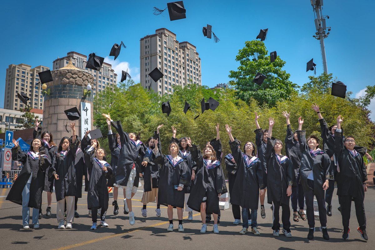 ZekaJabulani's tweet photo. Grad cap on, diploma in hand, chasing new paths—this is the start I’ve waited for. ， https://t.co/TDVQsIjJBn
