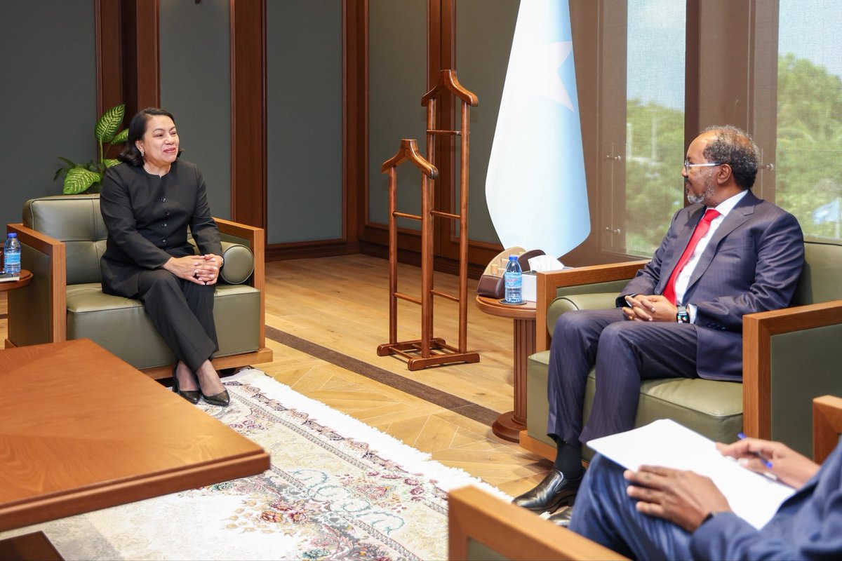 CarolynRB1's tweet photo. I had the honour of presenting my candidature for the position of UN Secretary General to His Excellency, Hassan Sheikh Mohamud, President of Somalia, earlier today. 

I shared my vision for a more agile, efficient, and effective UN, and welcomed the engaging discussion that ensued, including on the challenges confronting developing countries, and how the UN system could better support them.

I look forward to continuing my engagement with Somalia and all other Member States as we work together to build a stronger United Nations for present and future generations.
