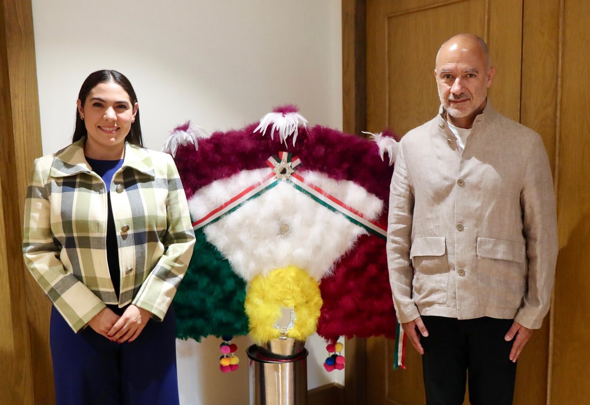 SICTmx's tweet photo. Con la convicción de transformar el país y llevar bienestar a las familias colimenses, el secretario de Infraestructura, Comunicaciones y Transportes, Jesús Esteva Medina, en compañía del subsecretario de Infraestructura, Juan Carlos Fuentes Orrala y del director general del Centro @SICT__Colima, Christoper Lucas, se reunió con la gobernadora @indira_vizcaino para dar seguimiento a las obras estratégicas que llevamos a cabo en el estado que ayudarán a potenciar el desarrollo económico regional. 👷🚚