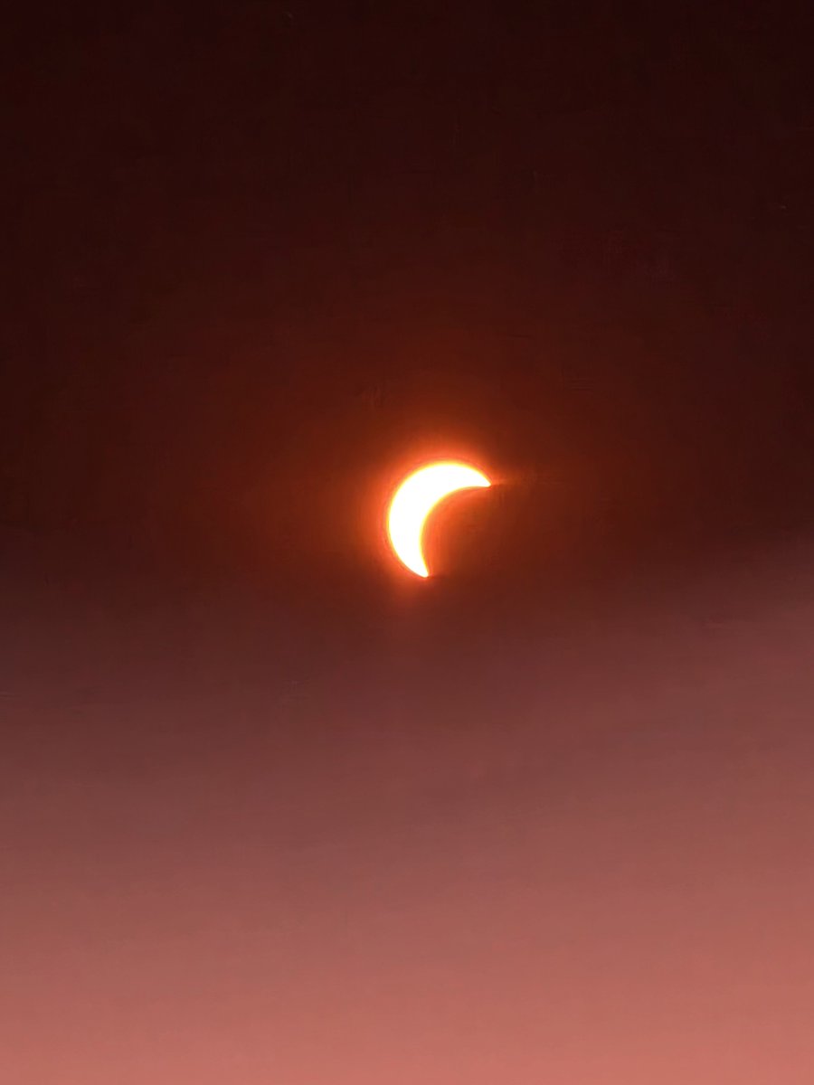 LillieR04's tweet photo. #eclipse https://t.co/2fQWIdavTR