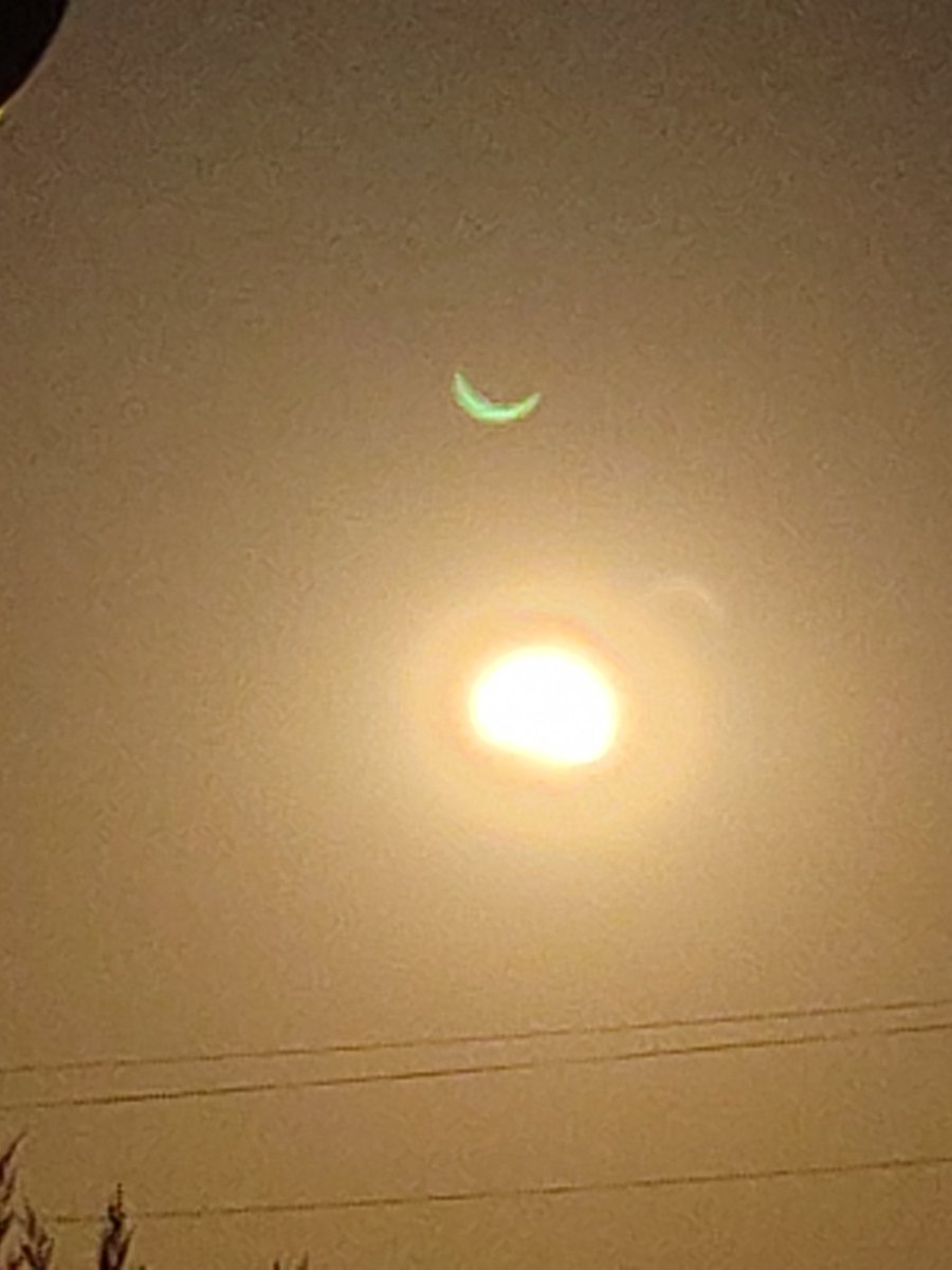 HakixH's tweet photo. Bon pas fou l'éclipse , j'ai regardé à l'oeil vite fait et c'est plus beau ptdrrr https://t.co/iuW2PW6YCZ
