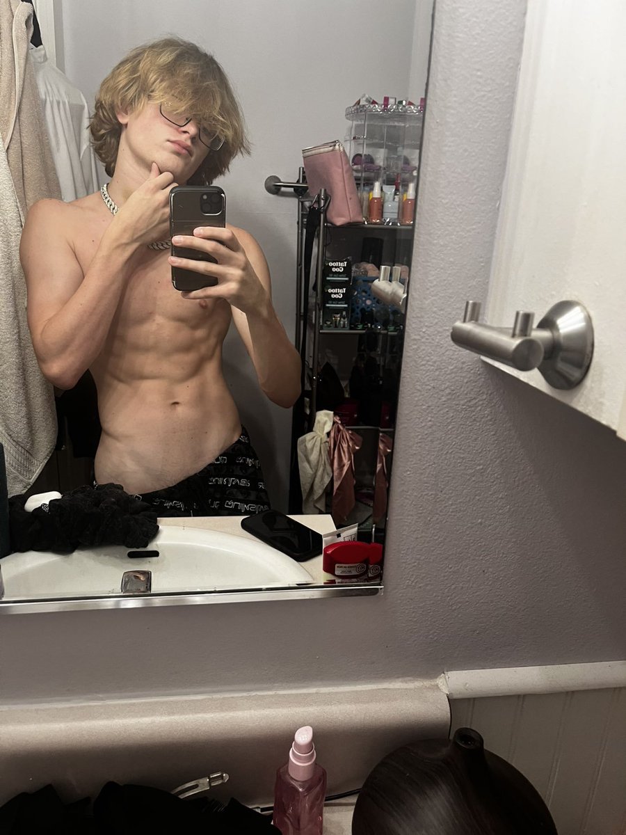exploreraiden's tweet photo. Someone just called me a #twink is that a compliment or insult? #straightguys let me know https://t.co/Rvxnp1HhI2