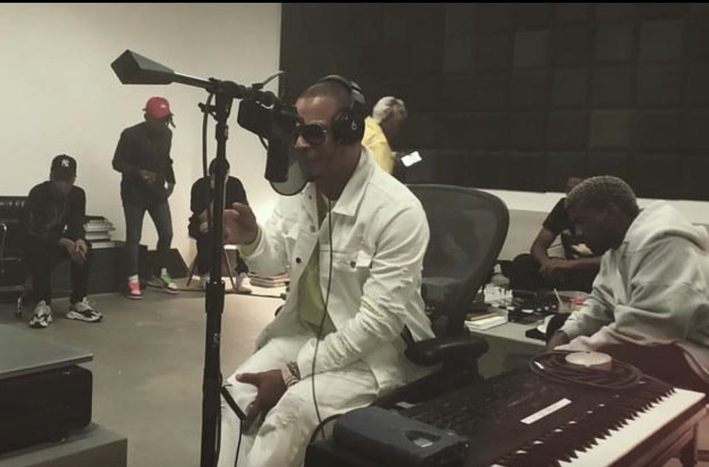 RaAid3r's tweet photo. Kanye West is at the center of fresh speculation after a report claimed the rapper is preparing what could be his final album before stepping away from music.

According to the report, West has been quietly working on one last project and plans to make it a major farewell to his music career. Sources allegedly claim that Drake and several other top artists are expected to be involved in the project, although no official tracklist has been released.

The report further claims that West has privately referred to the project as “his last one,” suggesting that he may finally retire from music after its release.

Fans have already begun debating the rumored collaboration online, with many asking whether a Kanye West and Drake appearance on the same album could become one of the biggest moments in modern hip-hop.

“One last album. One final chapter.”