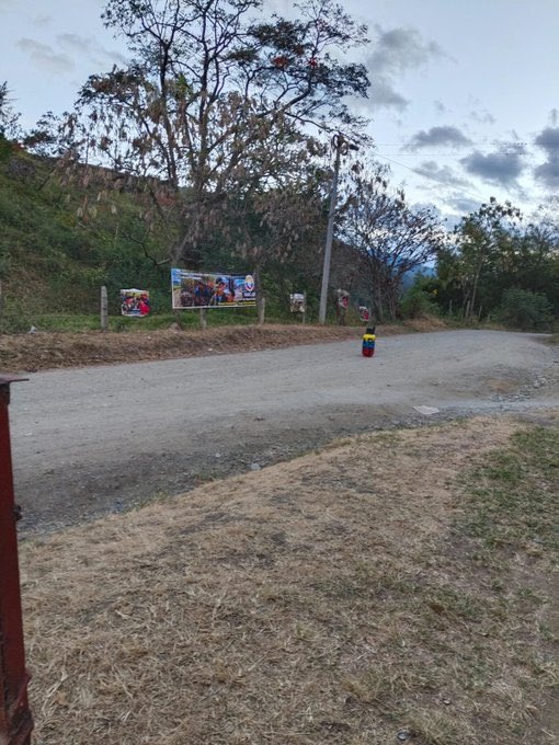 Jhonffonseca's tweet photo. HUILA EN SANGRE  
Un ataque cobarde contra una patrulla en la vía Algecira-El Paraíso, límite con Caquetá, acaba de cobrar la vida de un soldado y deja varios heridos.  
Mientras el país enfrenta catástrofes y un terremoto que destroza familias, estas guerrillas, que no son otra cosa que carteles de narcotraficantes armados, siguen sembrando muerte.  
No les importa el dolor del pueblo. Nunca les ha importado.  
Son una bacteria que se alimenta de sangre y cocaína. Un parásito que lleva décadas pudriendo a Colombia desde adentro.  
Ya basta. Estas guerrillas no merecen negociación ni indulto. Merecen ser eliminadas.