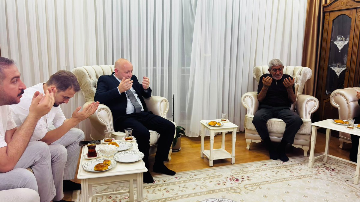 UmraniyeAnahtar's tweet photo. Şırnak Bestler-Dereler bölgesinde hain bölücü terör örgütü mensuplarınca şehit edilen Ümraniyemizin şehidi Emre Anşin’in ailesini ziyaret ettik.

Ümraniye İlçe Başkanımız Sayın Uğur Öztürk ve ilçe yöneticilerimizle gerçekleştirdiğimiz ziyarette, Genel Başkanımız Sayın Yavuz Ağıralioğlu’nun selamlarını şehidimizin kıymetli ailesine ilettik.

Şehitlerimizin emaneti, bizim için en büyük sorumluluktur.

Şehidimiz Emre Anşin’i rahmet, minnet ve dualarla anıyoruz.

#ÇerçeveYasa #AnahtarParti #YavuzAğıralioğlu