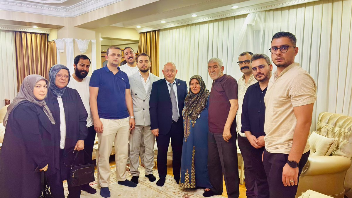 UmraniyeAnahtar's tweet photo. Şırnak Bestler-Dereler bölgesinde hain bölücü terör örgütü mensuplarınca şehit edilen Ümraniyemizin şehidi Emre Anşin’in ailesini ziyaret ettik.

Ümraniye İlçe Başkanımız Sayın Uğur Öztürk ve ilçe yöneticilerimizle gerçekleştirdiğimiz ziyarette, Genel Başkanımız Sayın Yavuz Ağıralioğlu’nun selamlarını şehidimizin kıymetli ailesine ilettik.

Şehitlerimizin emaneti, bizim için en büyük sorumluluktur.

Şehidimiz Emre Anşin’i rahmet, minnet ve dualarla anıyoruz.

#ÇerçeveYasa #AnahtarParti #YavuzAğıralioğlu