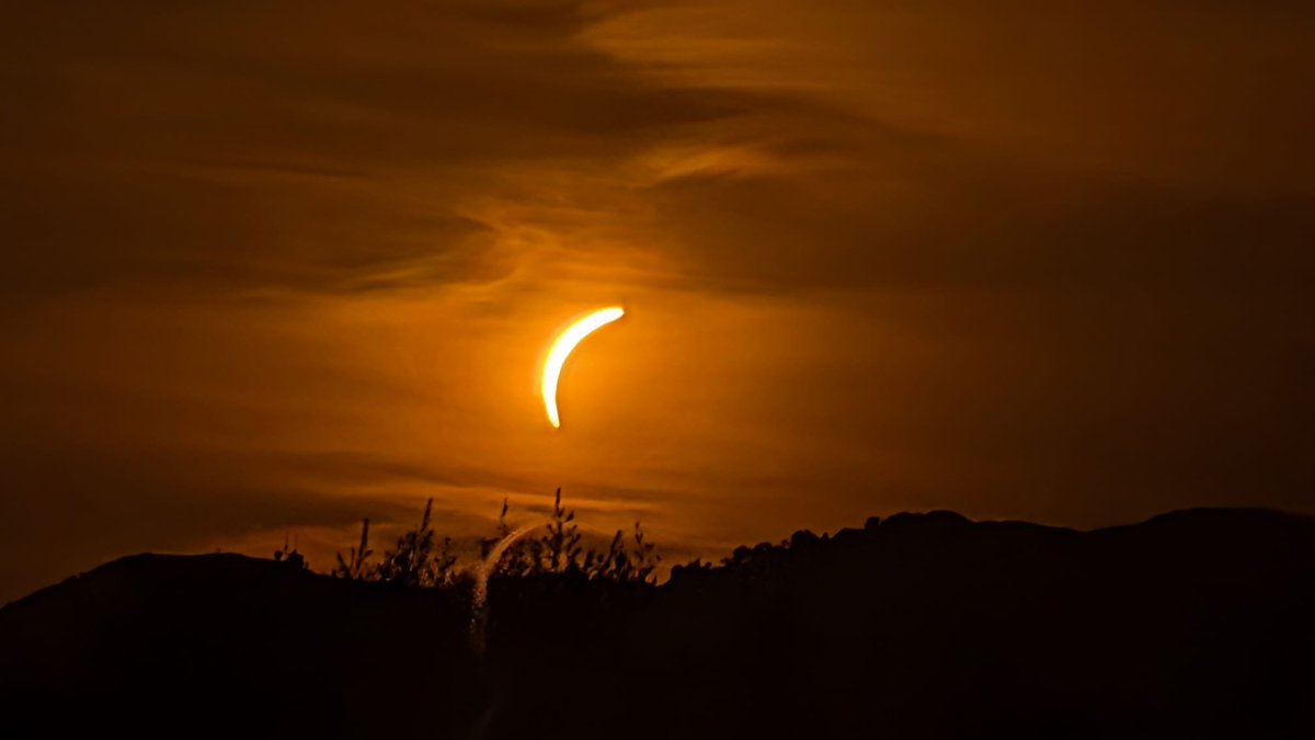 1Angelux's tweet photo. #eclipse  #corona https://t.co/bthxHXvgfS