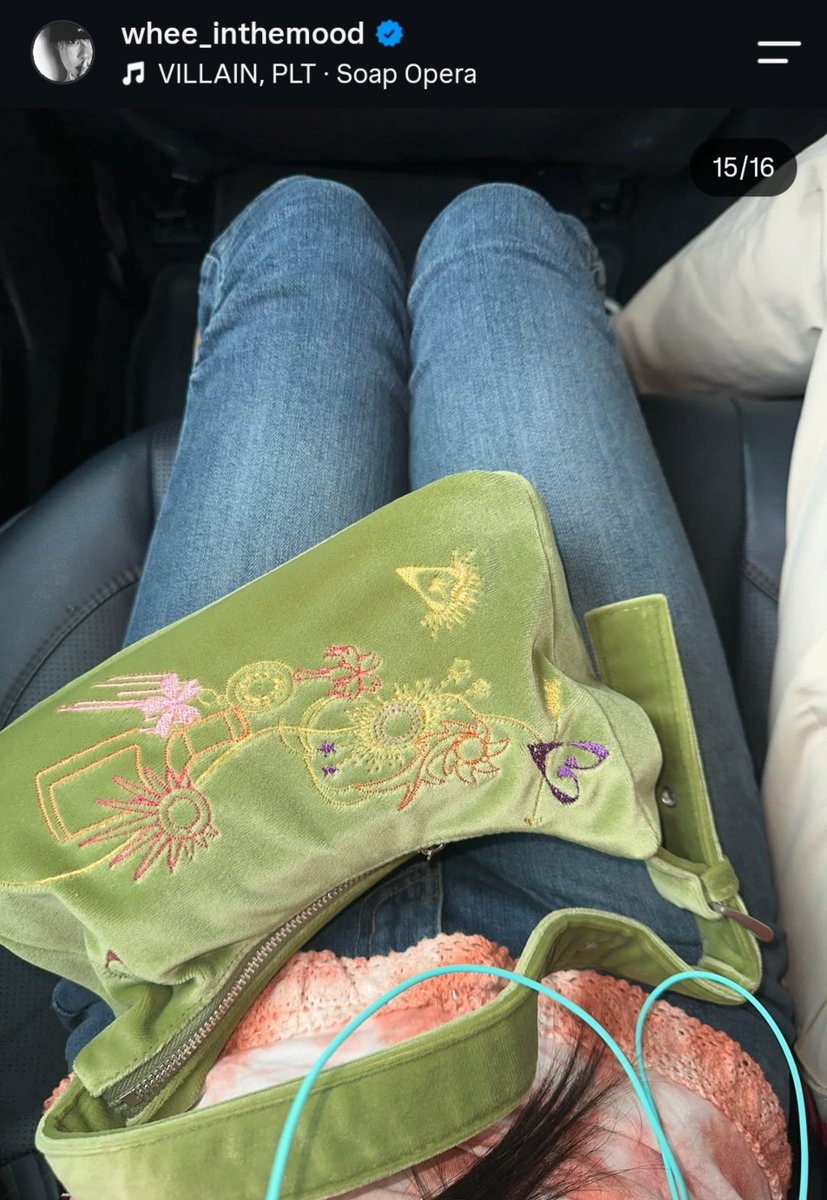 lunaestreIIad0s's tweet photo. 🐰 Why is New York Whee so pretty

🐶 What is this pretty girl talking about

🐹 I knew it would suit you well🍀 
(Byul gifted Wheein that bag)

🐶 Just like it was my bag from the beginning... ☘️

#MAMAMOO #SOLAR #MOONBYUL #WHEEIN
#마마무 #솔라 #문별 #휘인 https://t.co/8tprxCxQaA