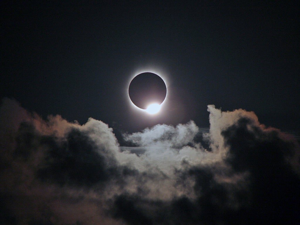 alphotomex's tweet photo. @TuiteroSismico Si, en 1991, documenté el eclipse desde la UNAM , te comparto la imagen , la fotografía la tomé con pelicula de 35 mm y tiene registro de autor , pero la puedes usar sin fines de lucro. https://t.co/E0zXic6dYe