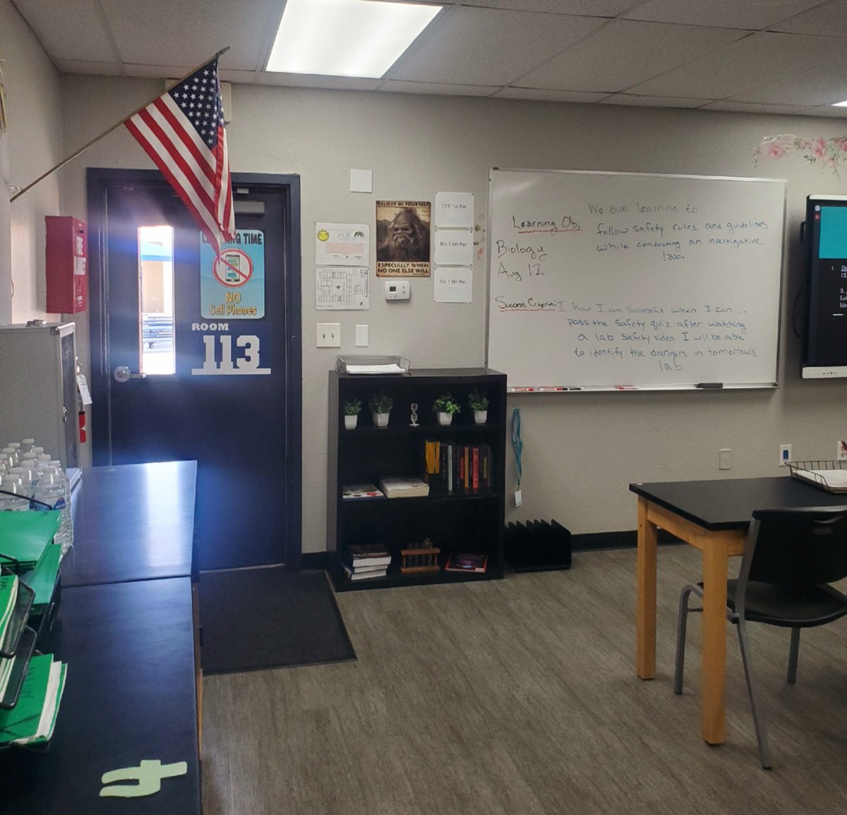 North_1982's tweet photo. I had the American flag moved to the front of the class, for some reason it was in the back near my teacher's desk.  I feel like everyone should look up and see to 🇺🇲.
Remember what country you're in. https://t.co/5l2Uc6FT0C