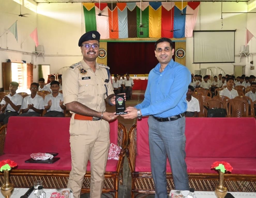 ABHILASHBORUAH8's tweet photo. Blessed to be among young minds once again, this time with the mic at one of the prestigious institutions of Assam — Sainik School Goalpara — as a Guest Lecturer https://t.co/OwijlzKugE