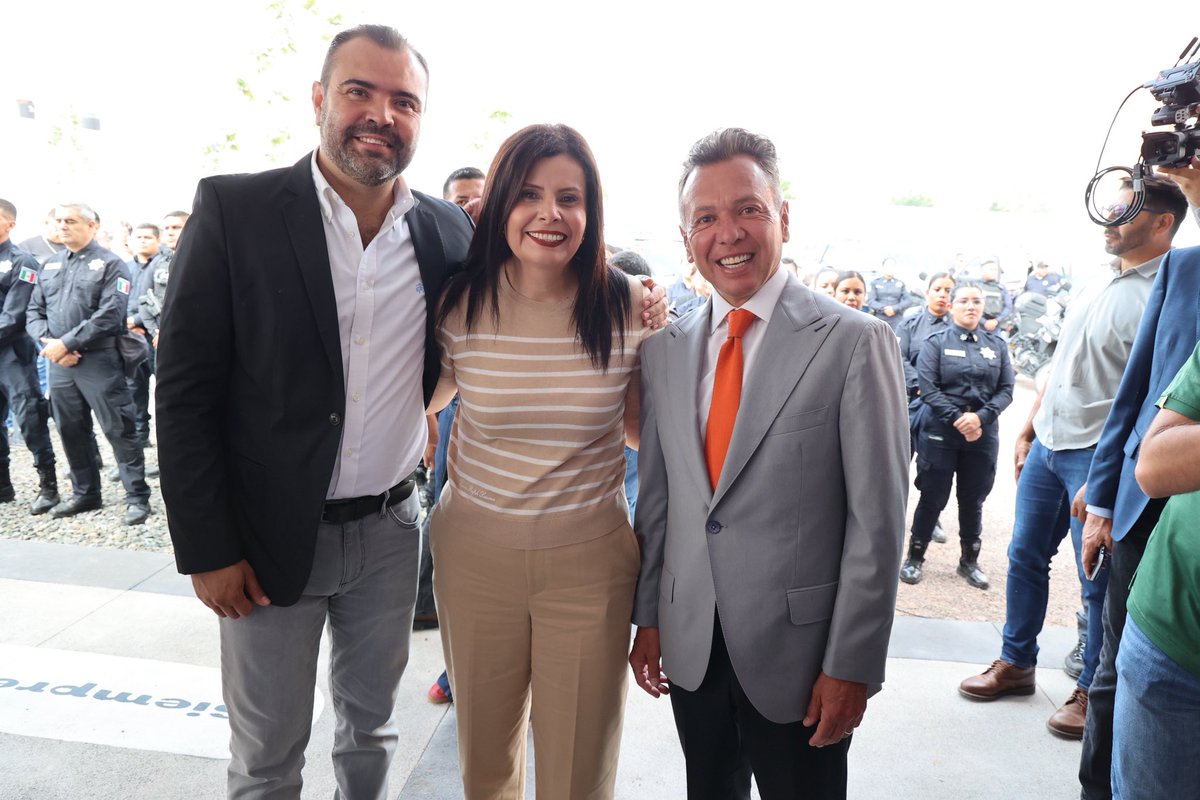 adrianamedinaMx's tweet photo. La seguridad se construye con trabajo, coordinación y decisiones que fortalecen a nuestras instituciones. 💪🏼

Hoy recibimos en #Tlajo con mucho gusto a nuestro gobernador @PabloLemusN, junto al presidente @GerardoQuirinoV, para la inauguración de la nueva Comisaría Municipal y Academia de Policía. 👮🏻‍♀️👮🏻‍♂️