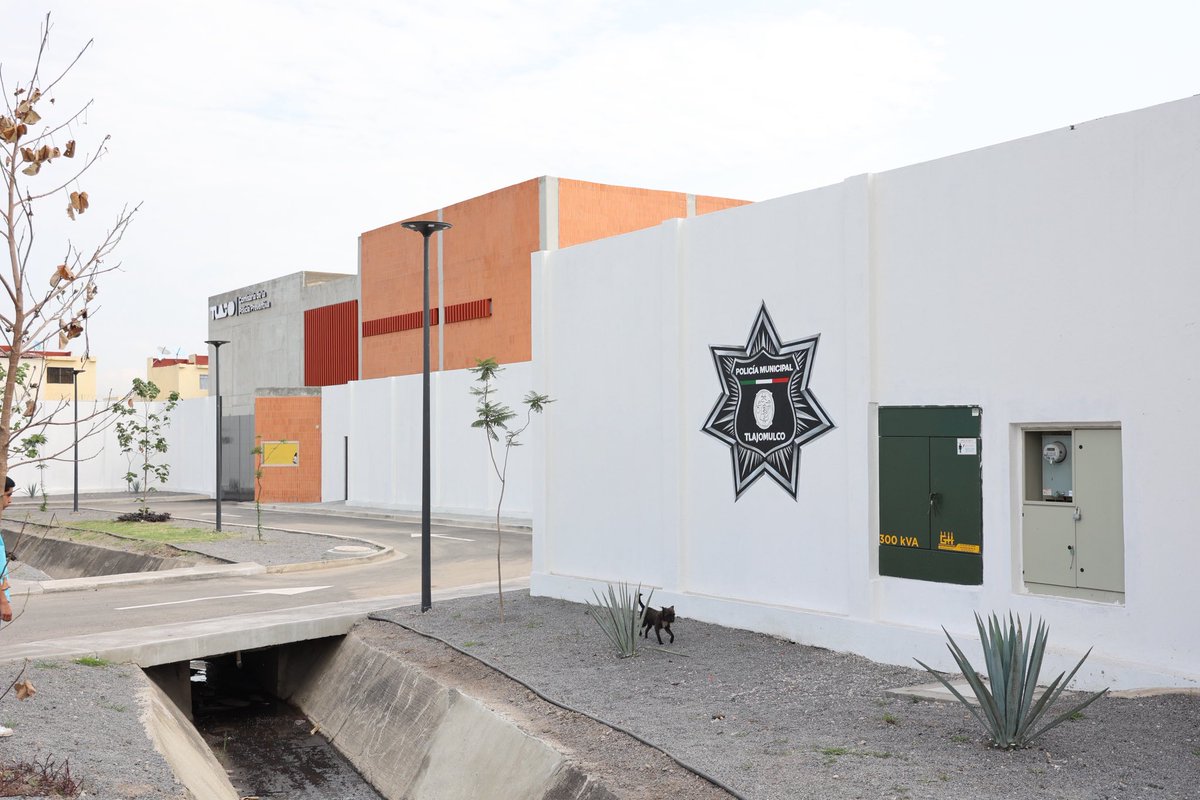 adrianamedinaMx's tweet photo. La seguridad se construye con trabajo, coordinación y decisiones que fortalecen a nuestras instituciones. 💪🏼

Hoy recibimos en #Tlajo con mucho gusto a nuestro gobernador @PabloLemusN, junto al presidente @GerardoQuirinoV, para la inauguración de la nueva Comisaría Municipal y Academia de Policía. 👮🏻‍♀️👮🏻‍♂️