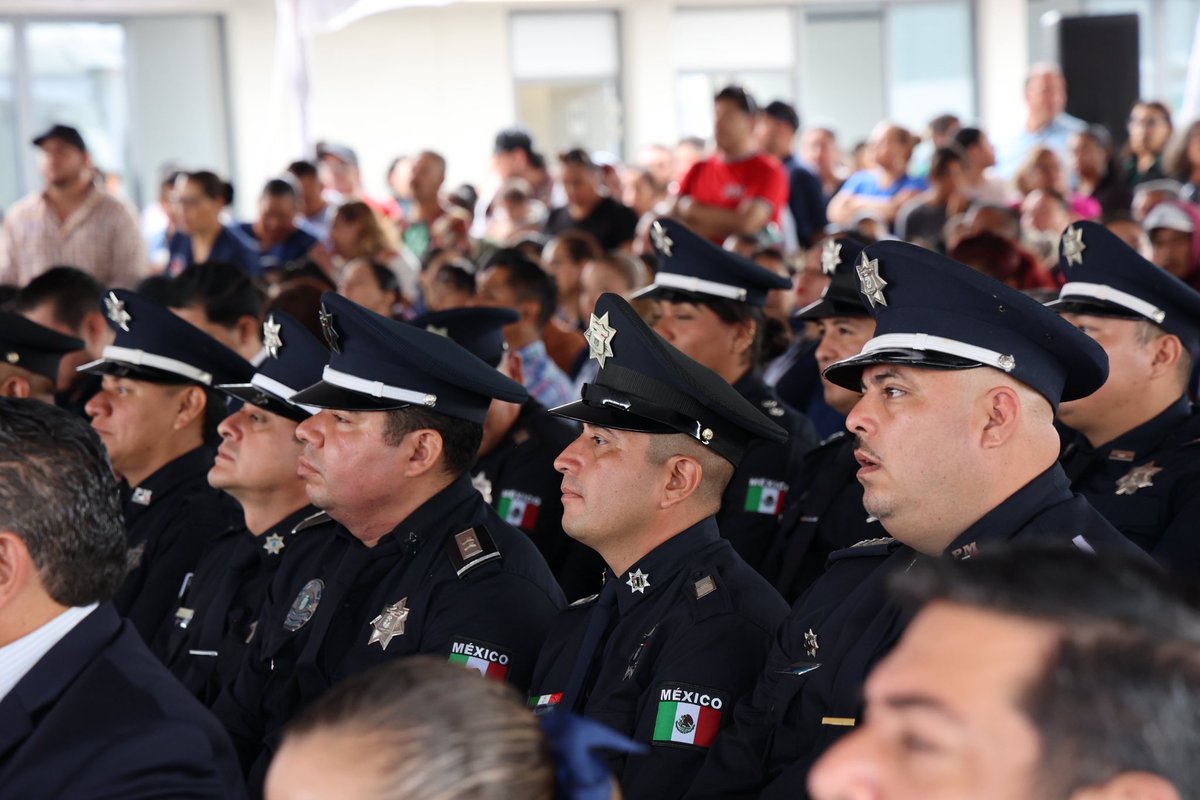 adrianamedinaMx's tweet photo. La seguridad se construye con trabajo, coordinación y decisiones que fortalecen a nuestras instituciones. 💪🏼

Hoy recibimos en #Tlajo con mucho gusto a nuestro gobernador @PabloLemusN, junto al presidente @GerardoQuirinoV, para la inauguración de la nueva Comisaría Municipal y Academia de Policía. 👮🏻‍♀️👮🏻‍♂️