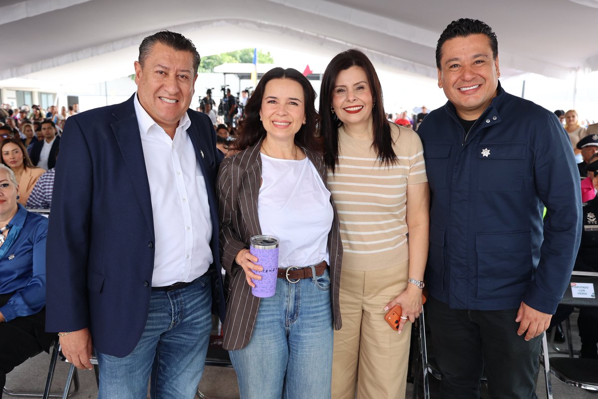 adrianamedinaMx's tweet photo. La seguridad se construye con trabajo, coordinación y decisiones que fortalecen a nuestras instituciones. 💪🏼

Hoy recibimos en #Tlajo con mucho gusto a nuestro gobernador @PabloLemusN, junto al presidente @GerardoQuirinoV, para la inauguración de la nueva Comisaría Municipal y Academia de Policía. 👮🏻‍♀️👮🏻‍♂️