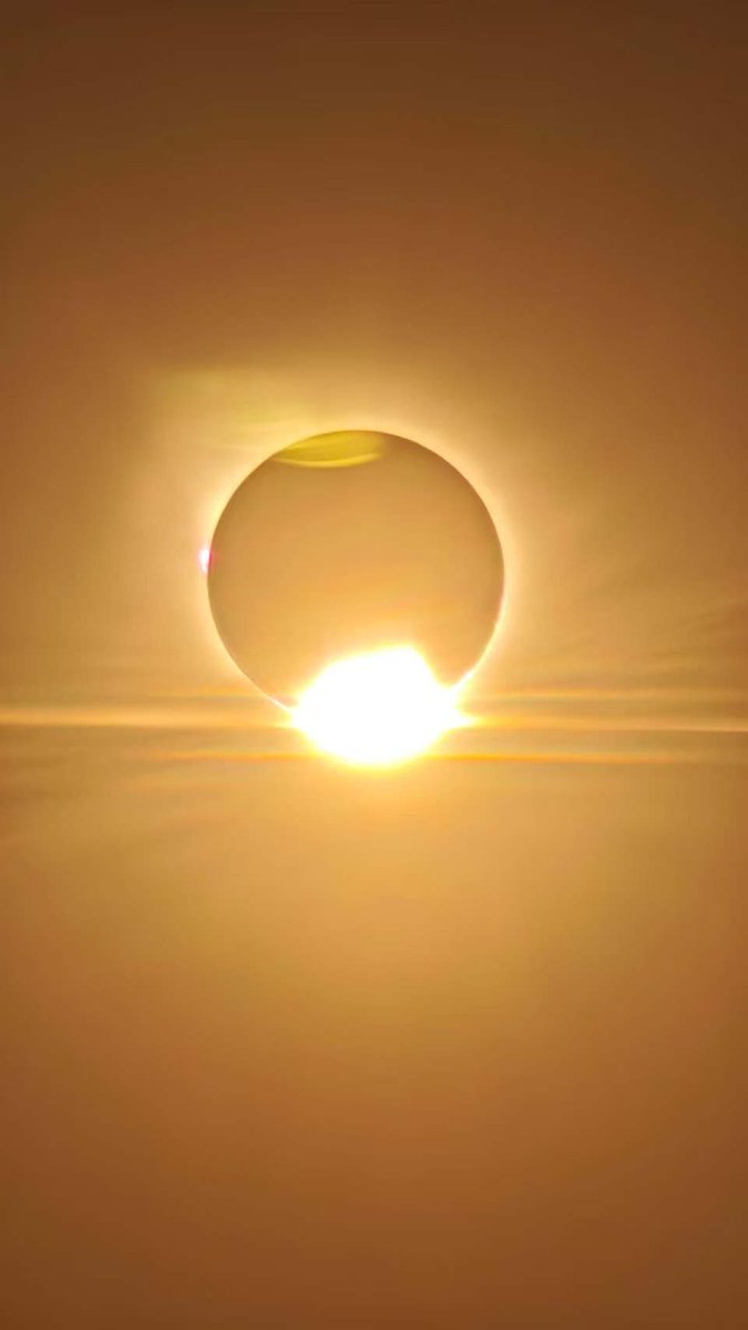 MinAnaisHere's tweet photo. Hoy he tenido la suerte de ver el eclipse!! https://t.co/dOzPHGY4hA