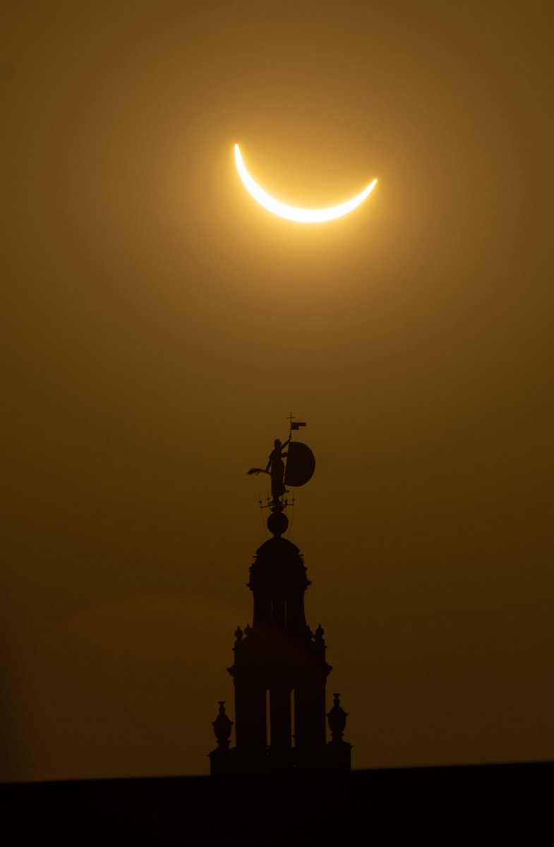 JoseCampanaF's tweet photo. El #Eclipse en Sevilla. https://t.co/5lu5crdMbw