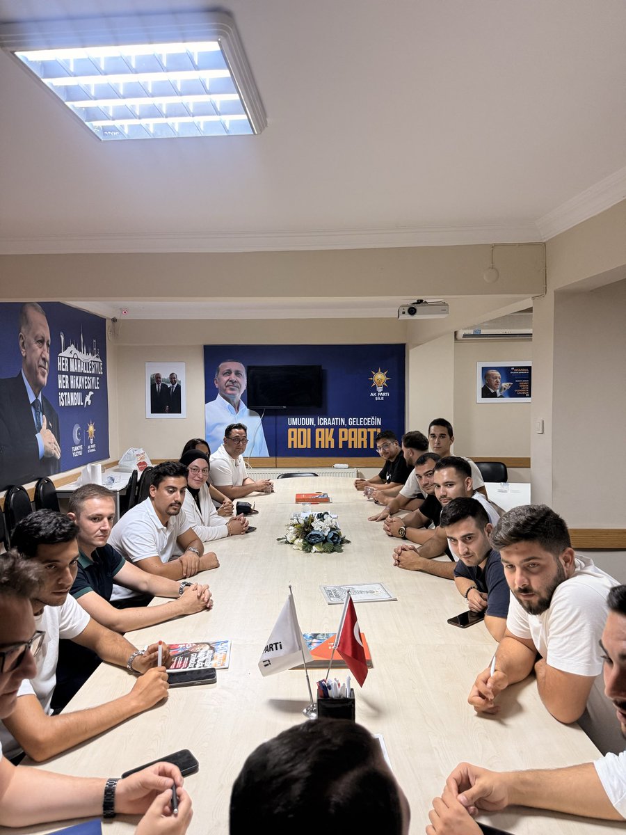 Ak_GencSile's tweet photo. Şile’nin yarınları için bugün yine bir aradayız! 

Başkanımız İsmet Ahmet Şimşek başkanlığında yönetim kurulu toplantımızı gerçekleştirdik. 

Hedefimiz net, rotamız belli: Şile için en iyisi!🚀😎

@iahmettt 

#akgenç
#türkiye 
#yonetim https://t.co/6zUIlFDUub
