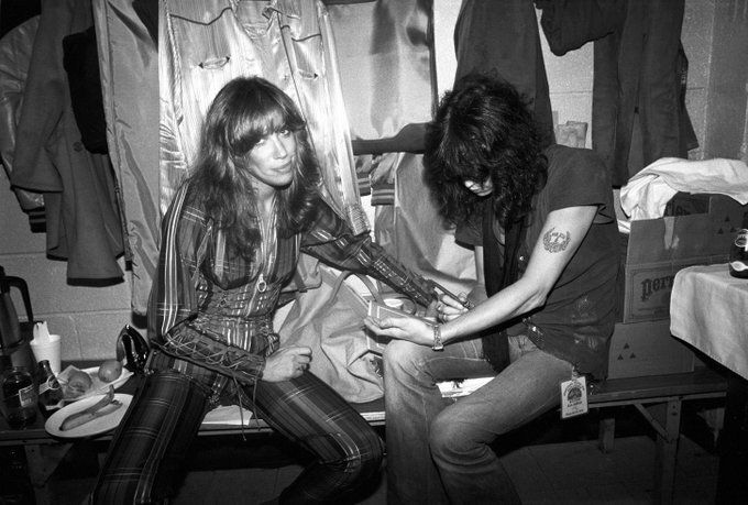 crockpics's tweet photo. Carly Simon and Aerosmith frontman Steven Tyler hanging out backstage at Madison Square Garden in New York City back in September 1979. Taken during the historic No Nukes benefit concerts, this shot catches Tyler using a ballpoint pen to write Carly's phone number directly onto his arm—the ultimate pre-smartphone contact list!